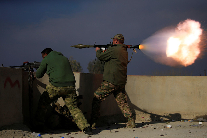 Thành viên phía Iraq bắn rocket về vị trí của nhóm khủng bố IS trong một cuộc giao tranh ở quận Yarimja, nam Mosul. Ảnh The Atlantic