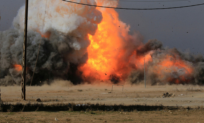 Hiện trường vụ đánh bom xe do IS tiến hành ở Mosul. Ảnh The Atlantic