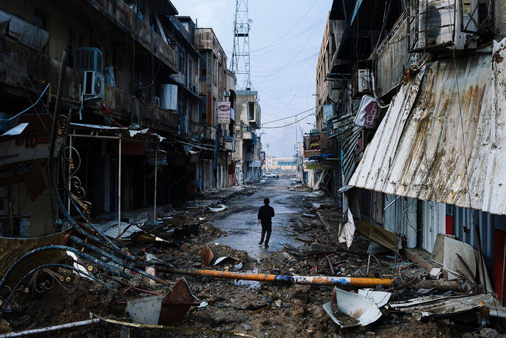 Bé trai chạy trên con phố gần đại học Mosul. Ảnh The Atlantic