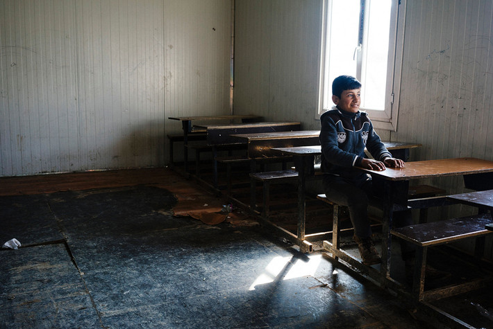Bé trai trở lại trường học ở quận Gogjali, Mosul. Ảnh The Atlantic