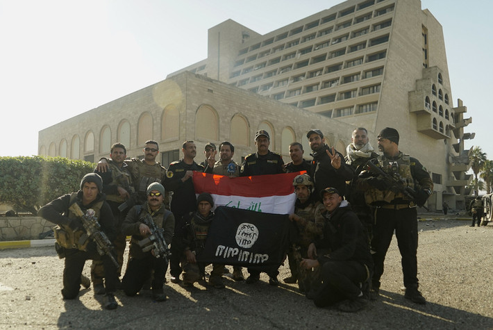 Lính Iraq chụp ảnh phía bên ngoài khách sạn 5 sao Nineveh ở đông Mosul. Ảnh The Atlantic