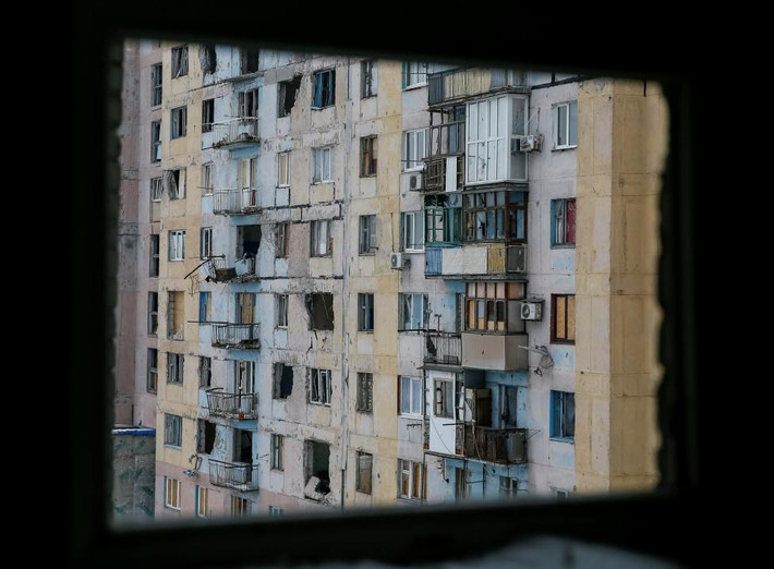 Tòa nhà tập thể ở thị trấn Avdiyivka bị tàn phá. Ảnh Reuters