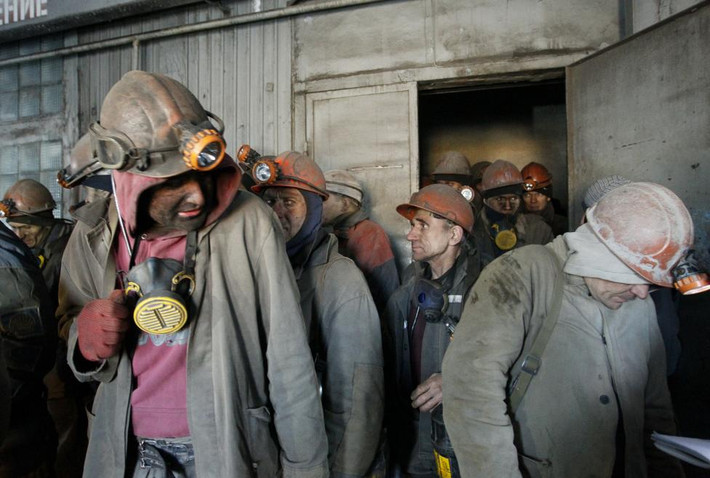 Các thợ mỏ được cứu khỏi mỏ sau các cuộc bắn phá ở thành phố Donetsk. Ảnh Reuters