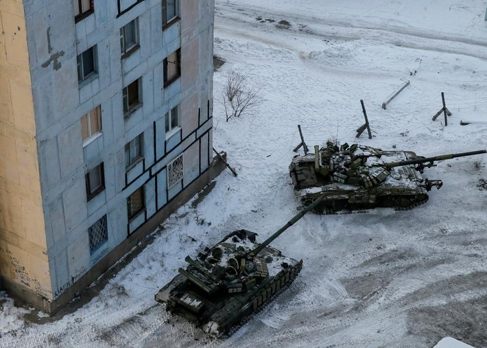 Kể từ giữa tháng 12/2016, chiến sự nóng ở đông Ukraine đã bùng phát với các cuộc giao tranh dữ dội của quân chính phủ Ukraine và lực lượng ly khai thân Nga. Ảnh: Xe tăng hiện diện ở thị trấn Avdiyivka do lực lượng chính phủ Ukraine kiểm soát. Ảnh Reuters