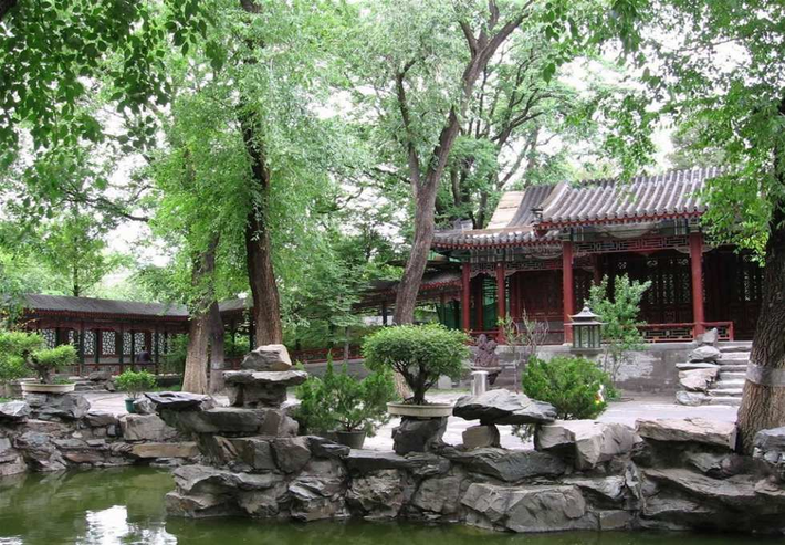 Khu vực gần phủ Hòa Thân được cho là nơi sống thọ nhất ở Bắc Kinh, mang lại may mắn và điềm lành cho sức khỏe và sự nghiệp.