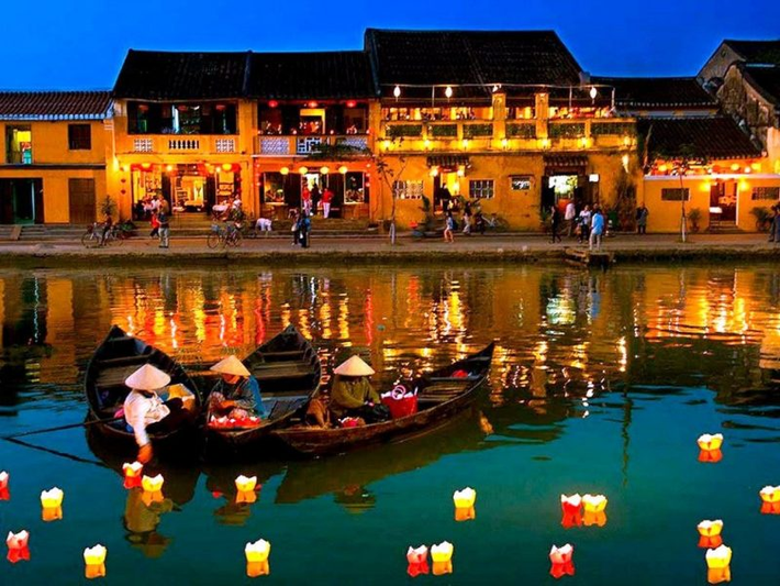 Năm 1999, Hội An chính thức được UNESCO công nhận là Di sản thế giới. Từ đó du lịch Hội An đi phố cổ trở thành điểm đến thu hút đông đảo du khách trong và ngoài nước ghé thăm.
