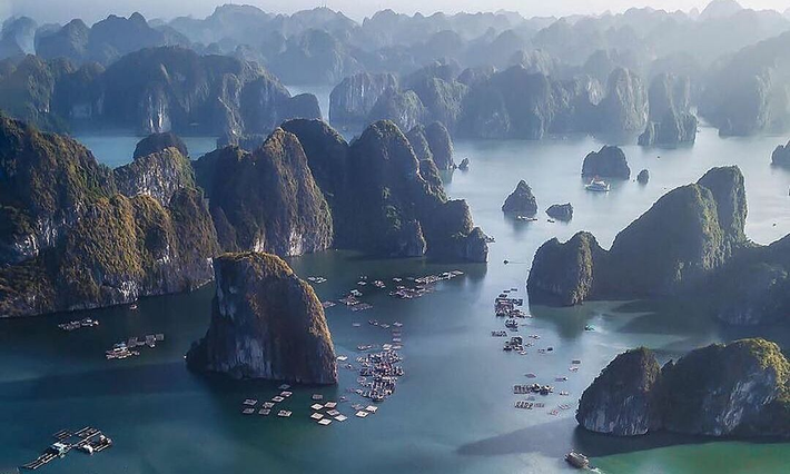 Tạp chí du lịch danh tiếng Wanderlust đã nhận định rằng, không có nơi nào trên thế giới có quy mô núi đá vôi ấn tượng hơn Vịnh Hạ Long.
