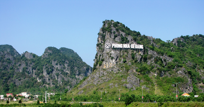 Vườn quốc gia Phong Nha Kẻ Bàng được UNESCO công nhận là Di sản thiên nhiên thế giới theo tiêu chí địa chất, địa mạo năm 2003, và được UNESCO công nhận lần 2 là Di sản thiên nhiên thế giới với tiêu chí đa dạng sinh học, sinh thái vào ngày 3 tháng 7 năm 2015, là một điểm đến phong phú trong các chương trình tour du lịch Quảng Bình.