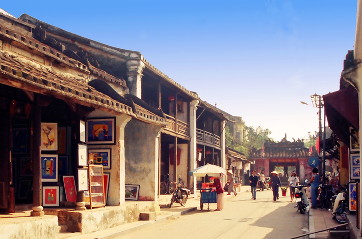 Hội An nổi tiếng bởi vẻ đẹp kiến trúc truyền thống, hài hòa của những ngôi nhà cổ, những bức tường và cả những con đường. Dù đã trải qua hàng trăm năm với biết bao biến cố nhưng nơi đây vẫn giữ nguyên những nét đẹp cổ xưa, trầm mặc rêu phong trên từng mái ngói, hàng cây…
