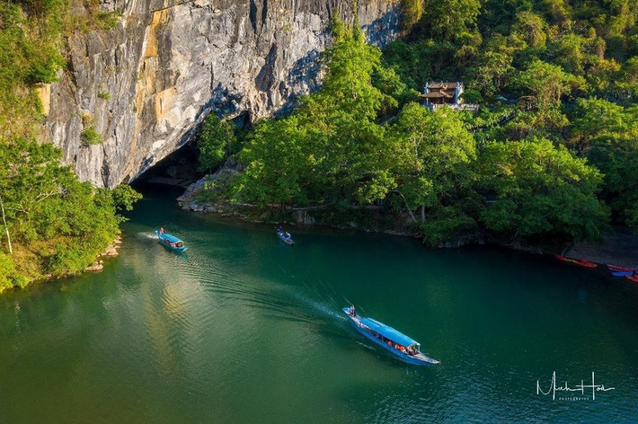 Phong Nha - Kẻ Bàng là vùng có khí hậu trong lành, mát lạnh quanh năm trung bình chỉ 20 – 24 độ C được đánh giá là một trong hai vùng núi đá vôi rộng nhất thế giới, với diện tích trên 200.000 ha (trong đó, diện tích vùng lõi là 85.754 ha và một vùng đệm rộng 195.400 ha).
