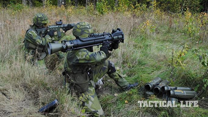 Tiêu chí tiếp theo là "Lâu đời nhất" thuộc về loại súng chống tăng không giật Carl Gustaf 84 mm. Khẩu súng chống tăng này được ra đời từ năm 1948 và tới nay nó vẫn được nằm trong biên chế của hơn 30 nước trên thế giới, kể cả Mỹ. Nguồn ảnh: Tactical.