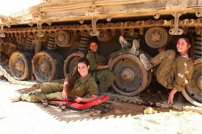 Tính tới năm 2000, trong Quân đội Israel có khoảng 7% quân số là nữ giới với thời hạn nghĩa vụ 2 năm trong khi đó với nam giới, thời hạn nghĩa vụ là 3 năm. Nguồn ảnh: IRFA.