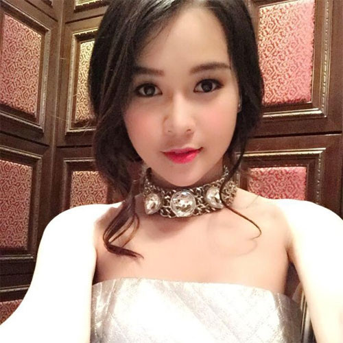 Trong khi đó, Sam (Nguyễn Hà My, SN 1990) là hot girl đình đám tại Sài thành được giới trẻ yêu thích qua vai trò người mẫu ảnh teen, và diễn viên đóng các MV ca nhạc. Ngoài đời, Kelly và Sam là bạn bè đồng trang lứa thân thiết, cả hai cũng xuất hiện cùng nhau trong các sự kiện.