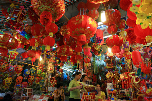 Hàng Mã không chỉ là con phố mua sắm, nơi đây còn là một địa điểm để tham quan, chụp ảnh thú vị cho người trong và ngoài nước. Những ngày giáp Tết âm lịch, nhiều người lại chọn phố hàng Mã để đi dạo, ngắm cảnh, chụp ảnh.