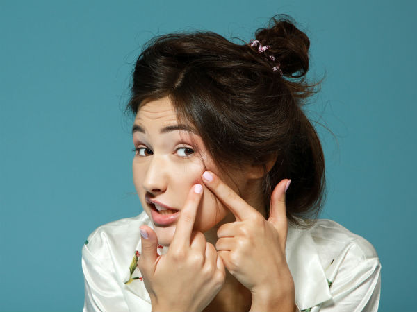Nhiều mẹ bầu thấy xấu hổ vì giai đoạn mang bầu mặt nổi rất nhiều mụn. Giai đoạn này trên mặt mẹ bầu cũng hay xuất hiện vết thâm.