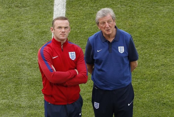 Thầy trò HVL Roy Hodgson và Wayne Rooney chụp ảnh với cánh phóng viên trên sân tập.