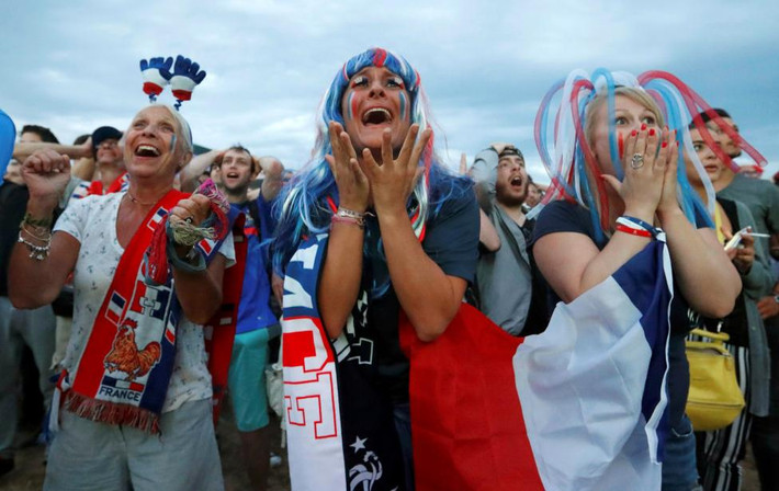 Các CĐV Pháp theo dõi trận thi đấu Pháp-Rumani thuộc khuôn khổ EURO 2016 ở Marseille.