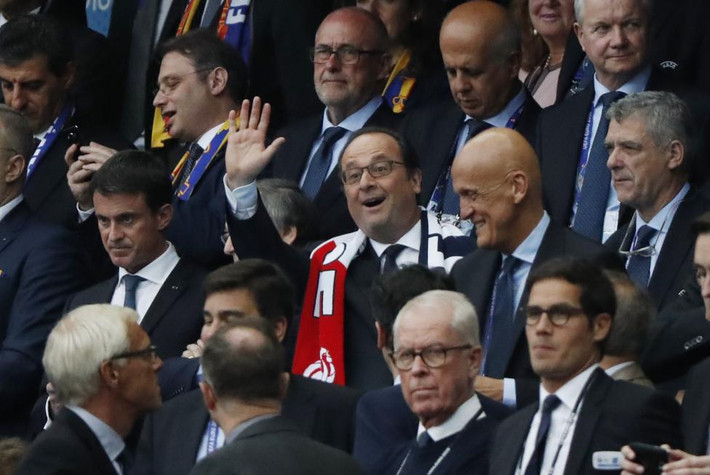 Tổng thống Pháp Hollande và trọng tài nghiêm khắc Pierluigi Collina trên khán đài trước giờ trận đấu khai mạc Euro giữa tuyển Pháp và Rumani.