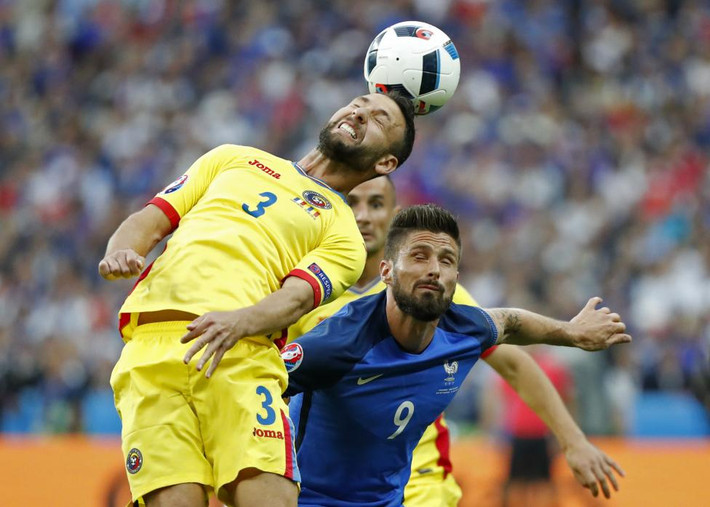 Cầu thủ Razvan Rat của đội Rumani có pha tranh cướp bóc với Oliver Giroud của Pháp trong trận mở màn ngày hội bóng đá châu Âu 2016.