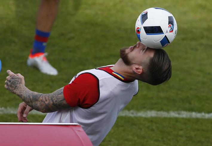 Danh thủ Sergio Ramos của Tây Ban Nha phô diễn tài giữ bóng trong buổi tập cùng đội tuyển.