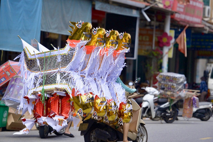 Từ nay đến Rằm tháng 7, trên các đường làng ngõ xóm của làng Song Hồ luôn tấp nập xe cộ ra vào chởhàng mãđi phân phối khắp các tỉnh, thành phố trên cả nước.