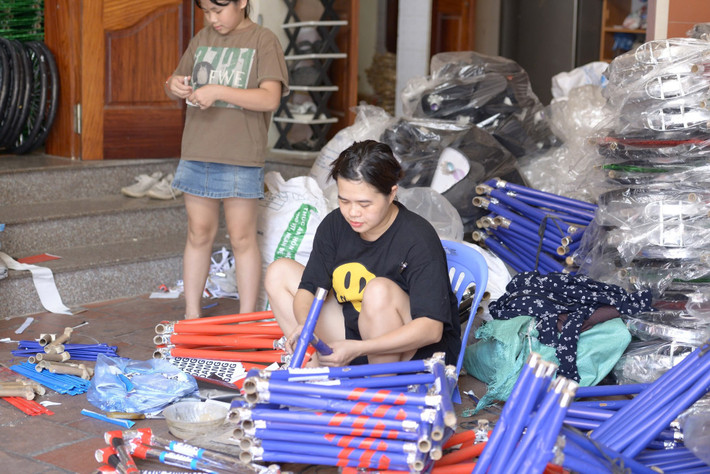 Gia đình chị Vân, chủ một cơ sở sản xuất vàng mã cho hay: "Trần sao âm vậy nên ở đây không thiếu thứ gì, hàng gì cũng có từ biệt thự, iphone đến xe đạp. Những loại hàng độc, lạ thì phải đặt trước, cònhàng thông thườngthì luôn có sẵn.