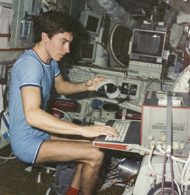 Một trong số đó là Sergei Krikalev, một phi hành gia được đào tạo rất tốt và có nhiều kinh nghiệm với các trạm không gian trên thế giới.