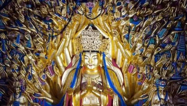 Bức tượng Phật Bà Quan Âm nghìn tay này được khai quật vào triều đại Nam Tống, có lịch sử hơn 800 năm, là tác phẩm điêu khắc bằng đá kết hợp chạm khắc, hội họa và mạ vàng được tìm thấy ở Đại Túc, Trùng Khánh, Trung Quốc.