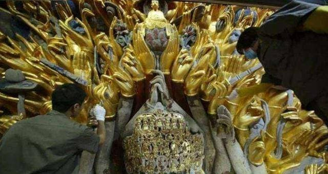 Hóa ra bức tượng Phật đang ở trạng thái niêm phong và chỉ khi kích hoạt cơ chế thì nó mới hoạt động. Người phát hiện điều này đã không tự ý chạm vào đồ bên trong mà thông báo cho các chuyên gia càng sớm càng tốt và các chuyên gia đã rất ngạc nhiên khi nhìn thấy nó.