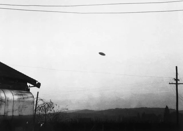 Dự án Blue Book được thành lập vào năm 1952 và lưu trữ hơn 12.000 báo cáo về UFO, những gì bị xác định hoặc không xác định ở các sự kiện này.