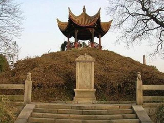 Ngoài ra, mộ tặc cũng lo sợ sẽ bị phát hiện và bị trừng phạt nghiêm khắc bởi pháp luật. Việc xâm phạm mộ là hành vi vi phạm pháp luật và được xử lý theo cơ quan quản lý. Trên thực tế, sự tôn sùng và tôn kính của người dân đối với các vị quan tôn đã đóng góp vào việc bảo vệ các nghĩa trang và mộ phần.