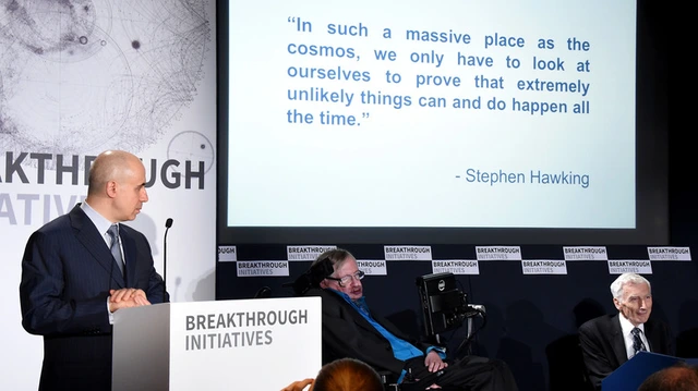 Hawking cũng là một trong những người đầu tiên chú ý đến nguy cơ việc phát triển trí tuệ nhân tạo (AI) vượt trội hơn con người.