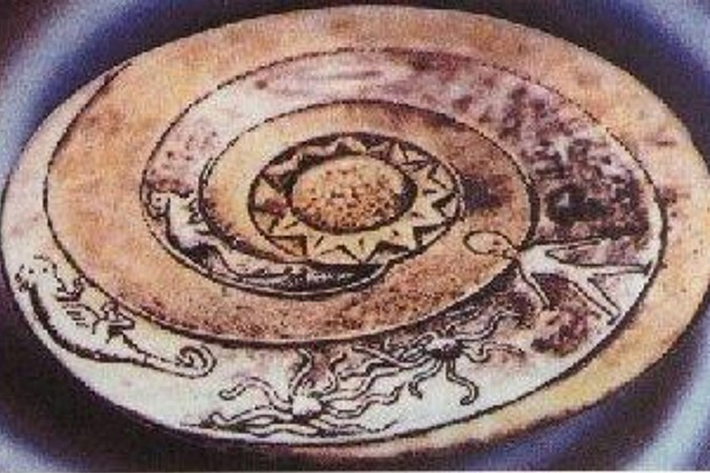 716 đĩa đá cổ Dropa có niên đại khoảng 12.000 năm tuổi được tìm thấy trong một quần thể hang động ở dãy núi Baian-Kara-Ula, Trung Quốc, trong khu vực giáp biên giới với Tây Tạng.