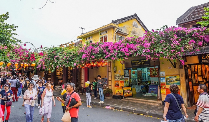 Nơi đây cũng là một trong những điểm đến ưa thích nhất của giới trẻ, bởi không chỉ là những ngôi nhà màu mỡ và hàng rong.