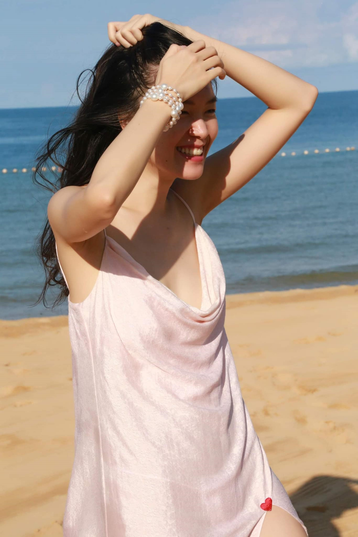 Gần nhất, Hoa hậu Việt Nam 2008 đăng ảnh diện đầm lụa sexy và bikini trong chuyến đi Phú Quốc.