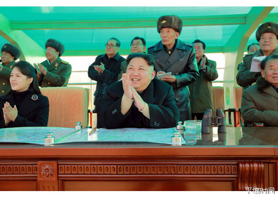 Hãng thông tấn KCNA vừa cho đăng tải những bức hình của nhà lãnh đạo Kim Jong Un cùng phu nhân thị sát cuộc tập trận của Không quân Triều Tiên. Nguồn ảnh: Sina.