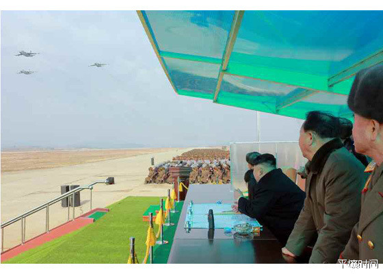 Lãnh đạo Triều Tiên Kim Jong Un cùng các quan chức cấp cao trong Quân đội Triều Tiên cùng theo dõi cuộc tập trận. Nguồn ảnh: Sina.