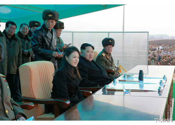 Lãnh đạo Kim Jong Un theo dõi và chỉ đạo cuộc tập trận cùng các sỹ quan cấp cao trong Không quân Triều Tiên. Nguồn ảnh: Sina.