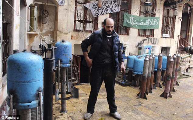 Những mẫu vũ khí tự chế này được các kỹ sư của quân nổi dậy Syria tự lắp ráp và thiết kế ngay tại chiến trường trong điều kiện khá thiếu thốn. Nguồn ảnh: Dailymail.