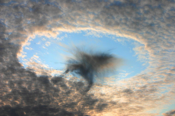 3. Lỗ mây (Fallstreak Hole) là một khoảng trống hình tròn lớn xuất hiện trong các đám mây ti tích (mây dải mỏng, có búi, chùm) hoặc mây trung tích (khối mây dạng hình cầu). Những lỗ này hình thành khi nhiệt độ nước trong mây thấp hơn điểm đóng băng nhưng nước vẫn chưa đóng băng do thiếu các hạt mầm băng.