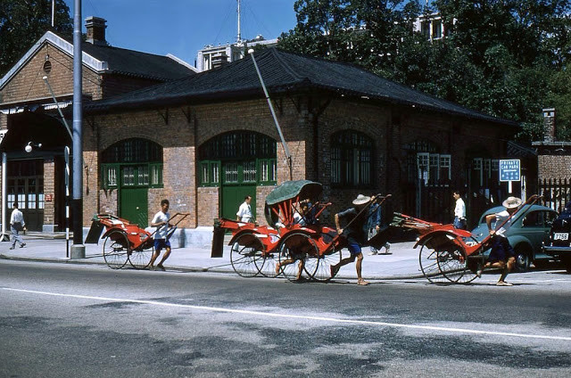 Những khung cảnh đường phố Hồng Kông trong thập niên 1950.