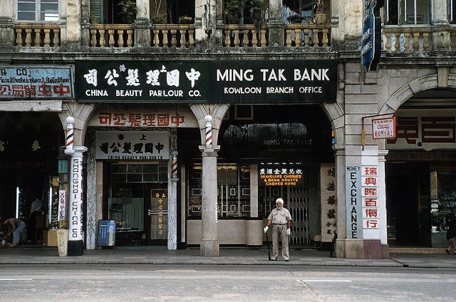 Người đàn ông đứng trước văn phòng ngân hàng Ming Tak chi nhánh ở Cửu Long.