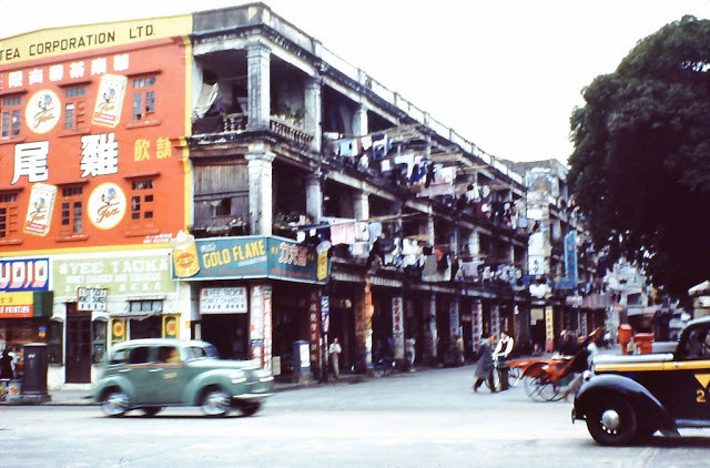 Một tòa nhà tập thể cũ nát dành cho tầng lớp lao động ở Hồng Kông.