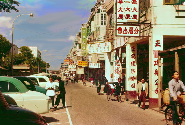 Biển hiệu mọc san sát nhau tại một con phố.