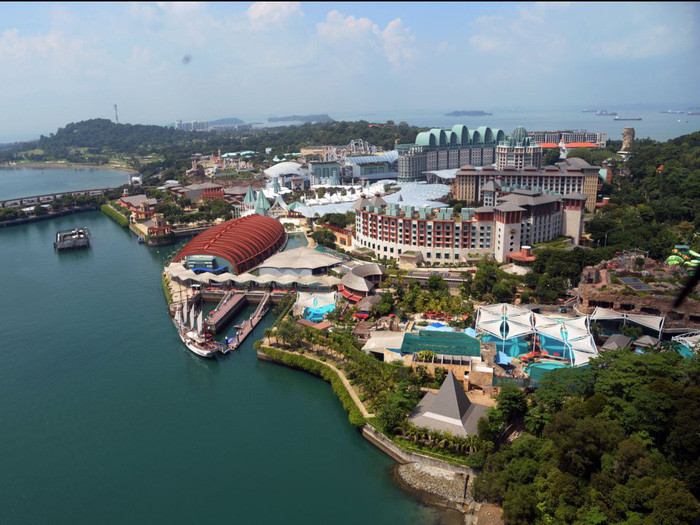 Với nhiều sòng bạc, công viên nước..., Sentosa được mệnh danh là "Sân chơi của Singapore".