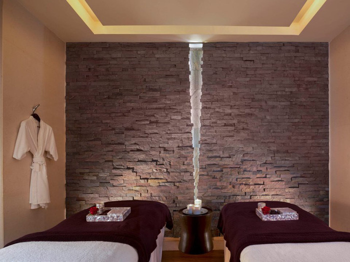 Khi cần nghỉ ngơi thư giãn, giới giàu Singapore tìm đến những spa xa xỉ bậc nhất như Remède Spa tại khách sạn St. Regis Singapore hoặc Auriga Spa tại khách sạn Cappella Hotel trên đảo Sentosa.