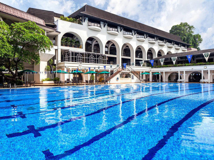 Một câu lạc bộ lâu đời khác chỉ dành cho giới giàu tại Tanglin Club. Được thành lập vào năm 1865, Tanglin Club có phí gia nhập là khoảng 4.500 USD/năm. Để gia nhập câu lạc bộ này, ứng viên phải được giới thiệu bởi 2 thành viên đã gia nhập ít nhất 3 năm. Thời gian đợi để gia nhập Tanglin là khoảng 10 - 15 năm.