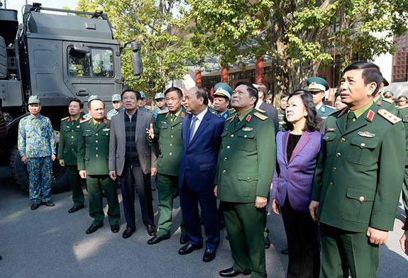 Thủ tướng Nguyễn Xuân Phúc, Bộ trưởng BQP Ngô Xuân Lịch cùng TTMT Phan Văn Giang thăm quan vũ khí mới, trong đó có tên lửa phòng không Spyder. Ảnh: QĐND.