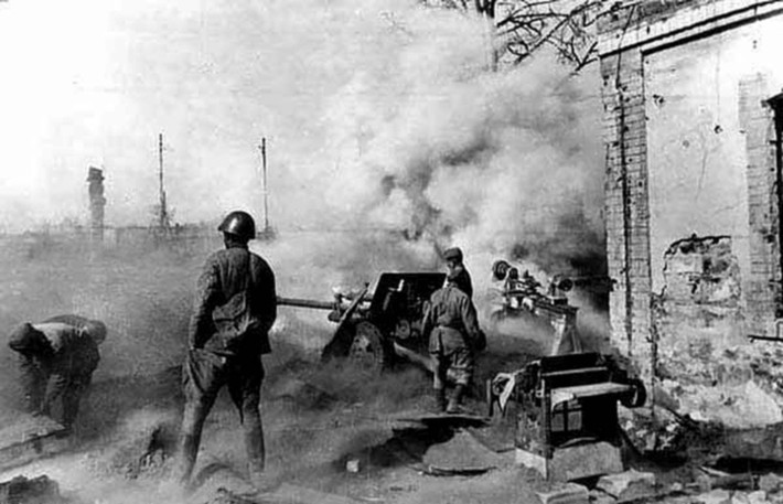 Sở dĩ khẩu pháo này được đặt tên theo lãnh tụ tối cao Stalin là do nhà máy nơi sản xuất ra khẩu pháo đầu tiên được đặt theo tên vị lãnh tụ này. Nguồn ảnh: Pinterest.