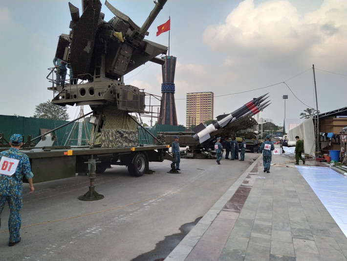 Cận cảnh cặp "bài trùng" bao gồm radar SNR-125 "Low Blow" cùng với tên lửa S-125-2TM. Nguồn ảnh: Vietdefense.